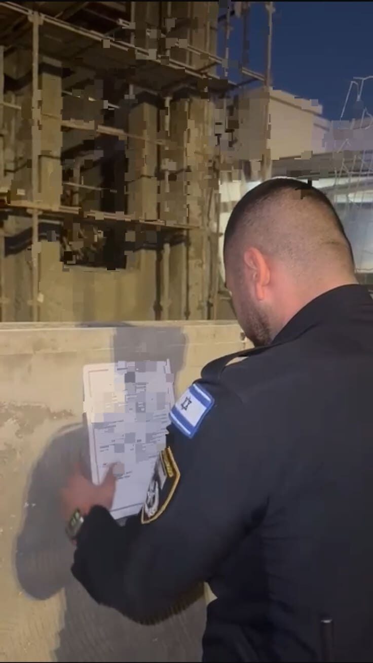 שוטר מעיין במסמך.